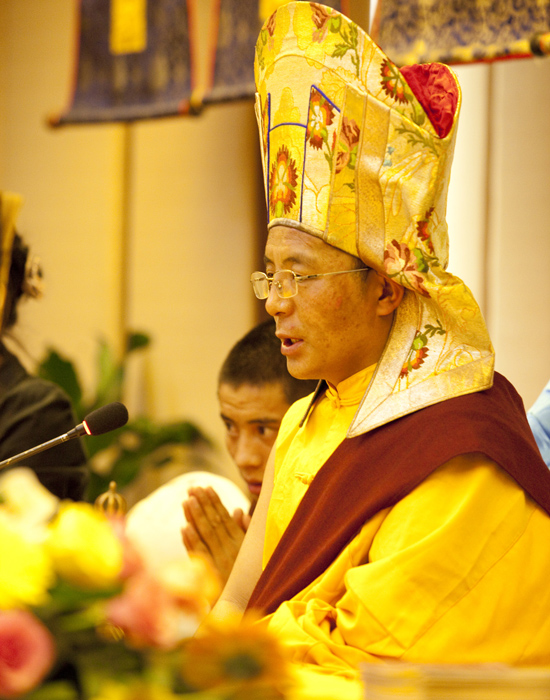 佛陀和上师经常要我们放下自己、利益众生，这种要求合理吗？为什么？